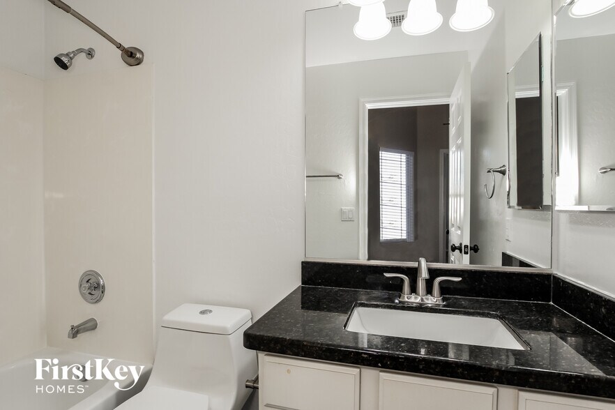 Building Photo - 11029 W Almeria Rd