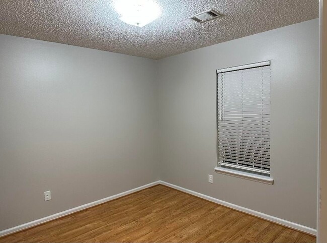 Building Photo - 586 Oak Brook Dr