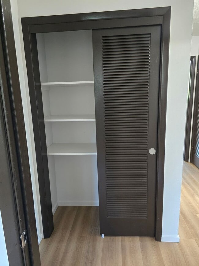 Building Photo - *!*!* Rent Ready Upstairs Pet Friendly 3 B...