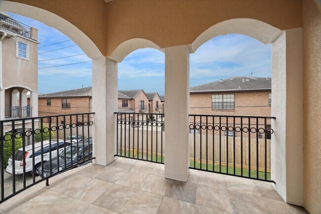 Building Photo - 5629 Dolores St