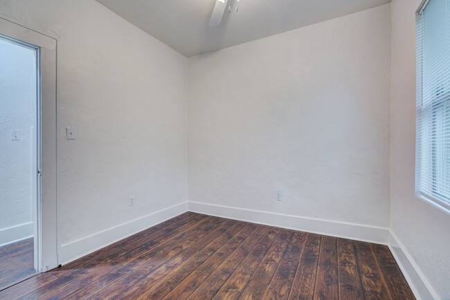 Building Photo - 1328 NE 8th St