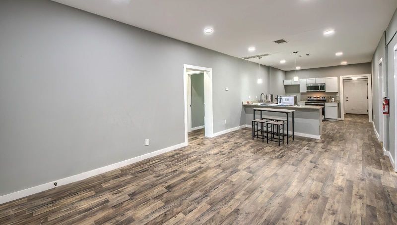 Building Photo - 427 E Southcross