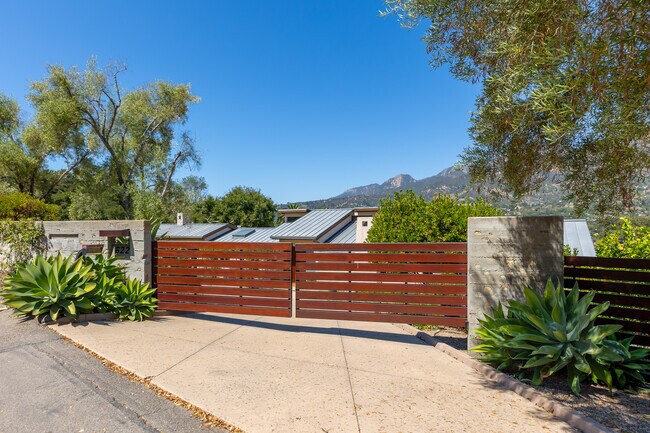Building Photo - 622 Cowles Rd