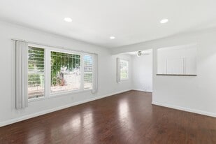 Building Photo - 534 Hyde Park Pl