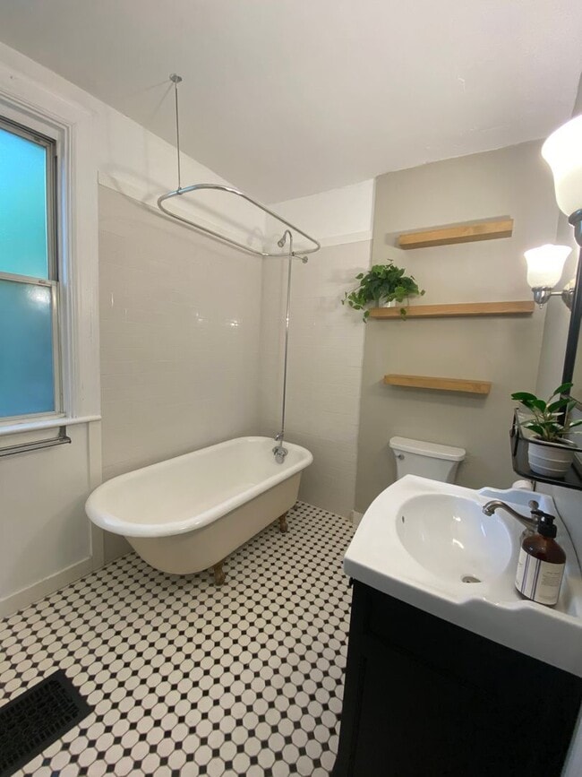 Building Photo - Updated 3 Bedroom home with modern amenities!