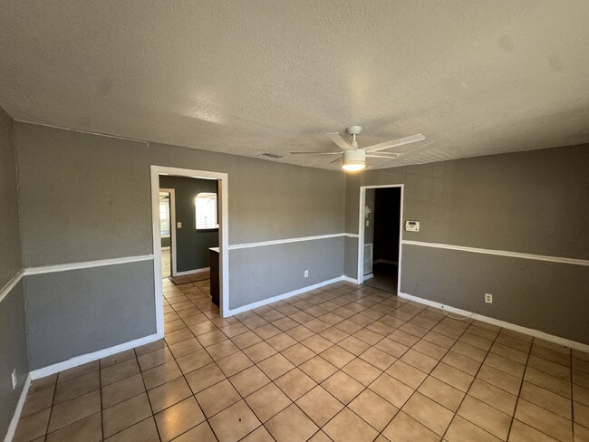 Building Photo - "Spacious 5-Bedroom Haven with 2 Full Baths in Tampa's Heart – 1656 Sq Ft of Comfort!"