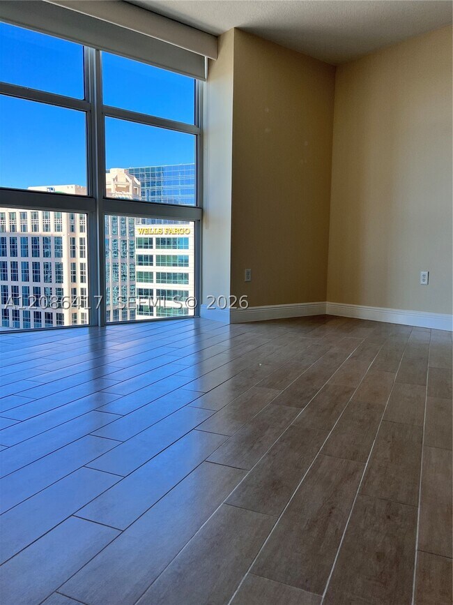 Building Photo - 347 N New River Dr E