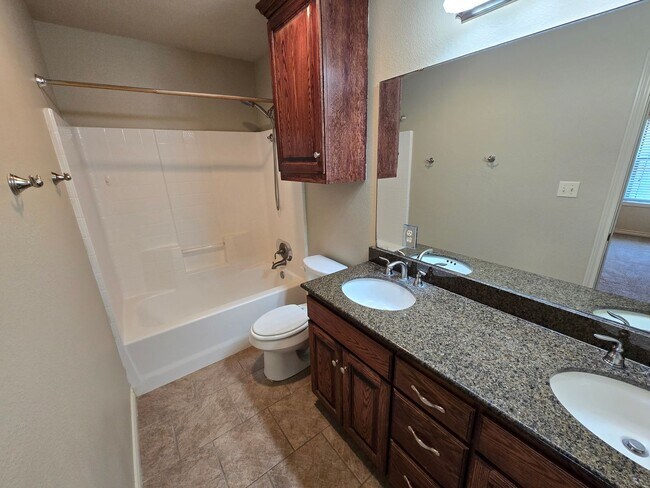 Building Photo - College Station - Large 4 bedrooms / 2.5 baths with garage and fenced yard!!