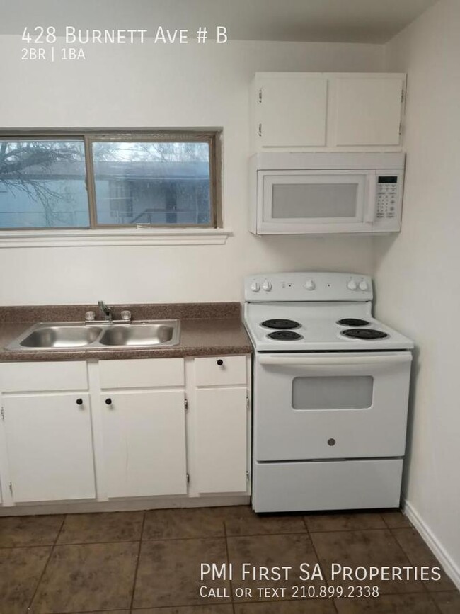 Building Photo - 2 bedroom and 1 bathroom unit ready to mov...