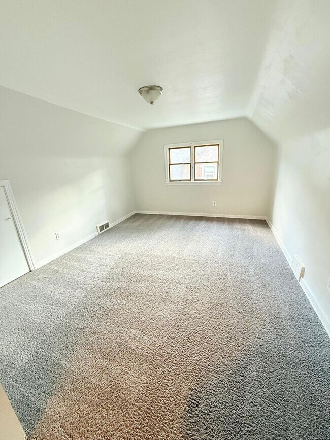 Building Photo - Freshly updated 4BD 1.5BA in Verona!!!