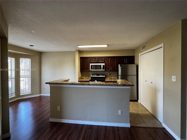 Building Photo - 977 Riverside Dr