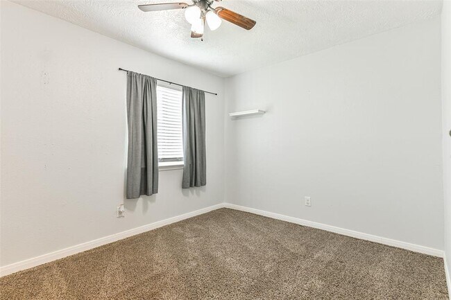 Building Photo - 207 Woodvale Dr