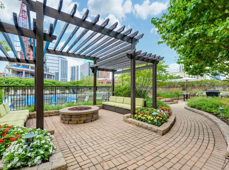 Building Photo - 400 N La Salle Dr