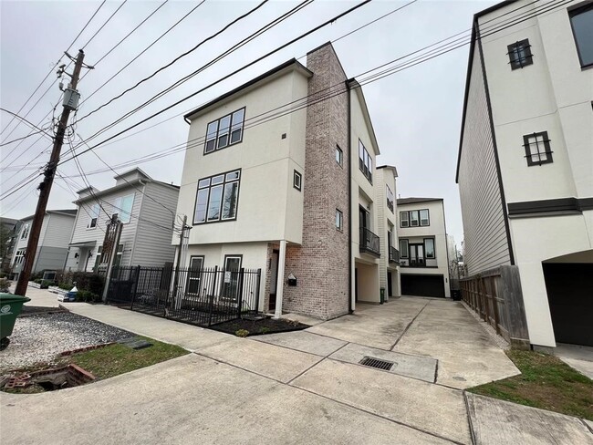 Building Photo - 5623 Kansas St