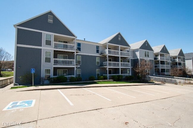 Building Photo - 1000 Oakcrest St