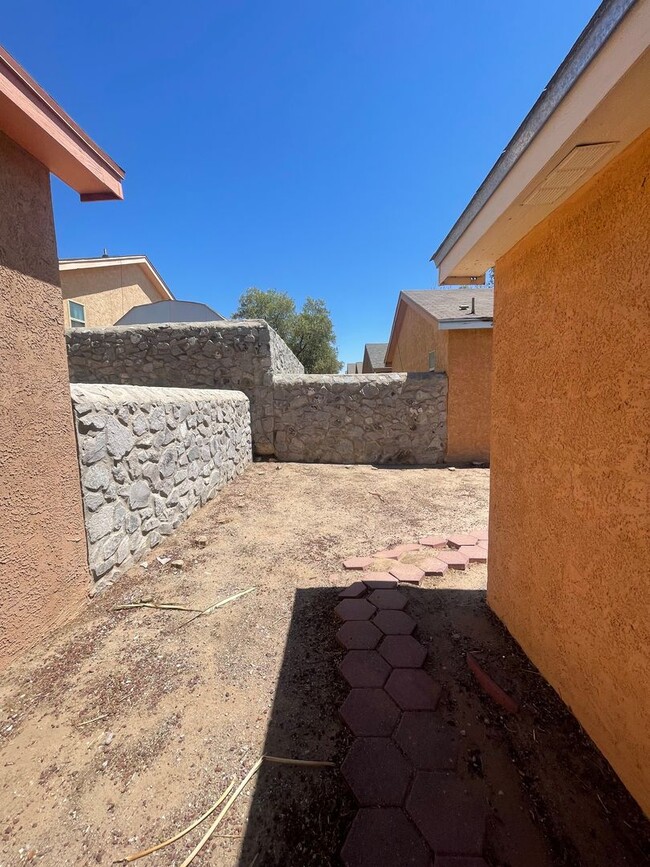 Building Photo - Charming 3-bedroom, 2-bathroom Home locate...