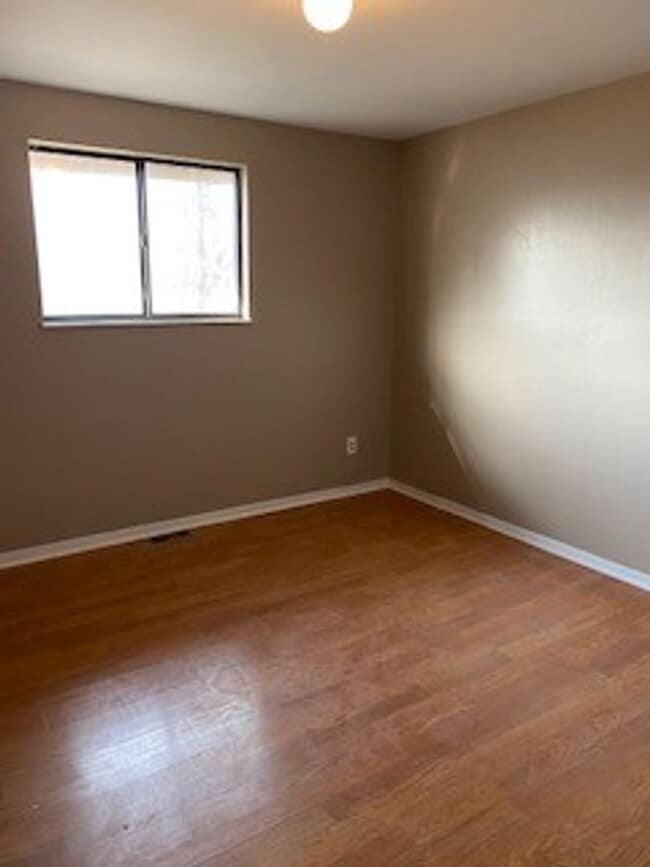 Building Photo - 4 Bedroom House in Alton