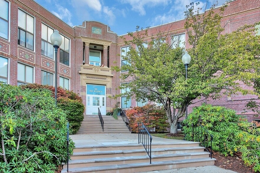 Building Photo - 841 Parker St