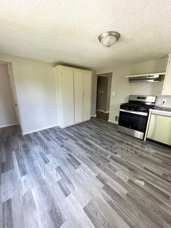 Building Photo - 5528 Parkview Ave