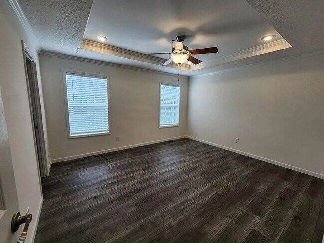 Building Photo - 513 Eland Dr