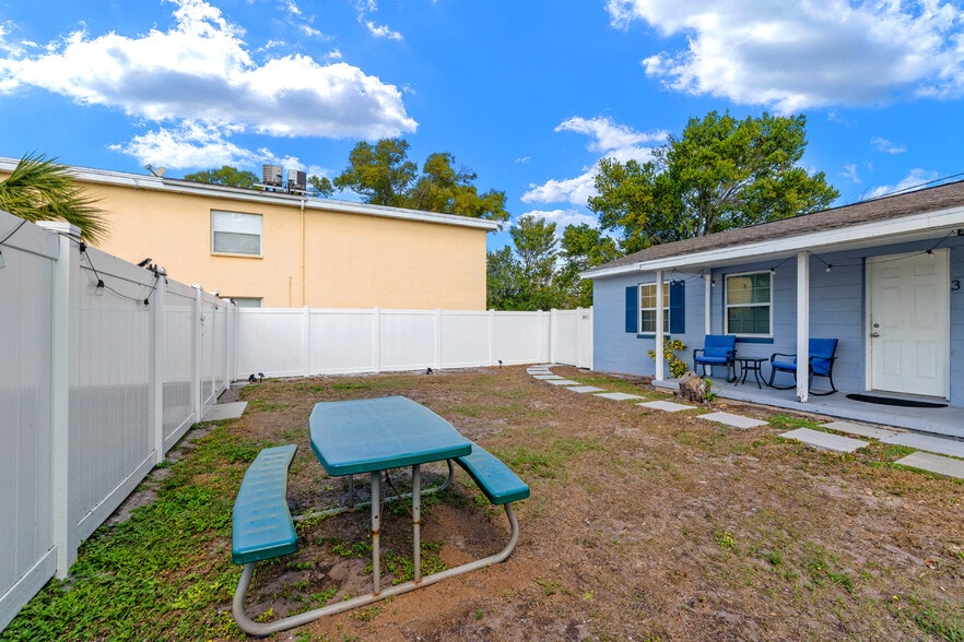 Front porch with porch chairs/table included to enjoy the fenced in backyard - 401 S Mars Ave