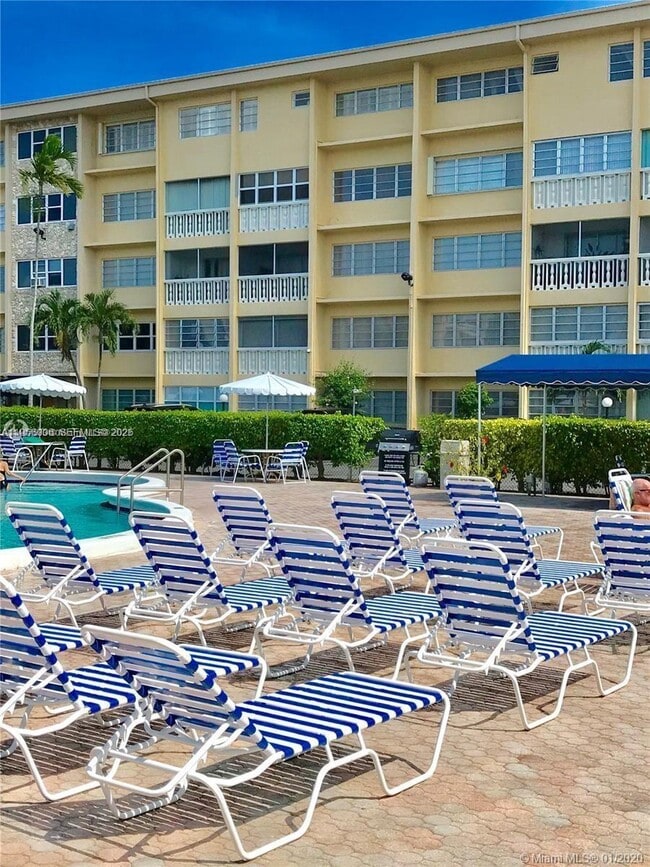 Building Photo - 215 SE 3rd Ave