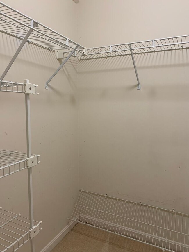 Building Photo - Spacious and Private Condo in The Oaks at ...
