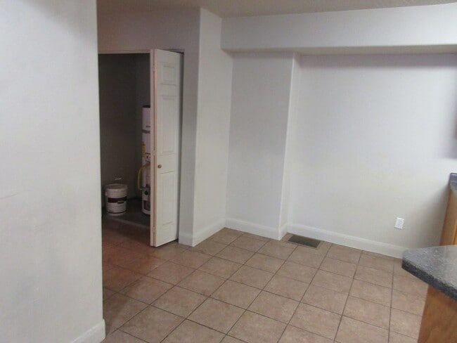 Building Photo - 7 bedroom, 3 bathroom twin home