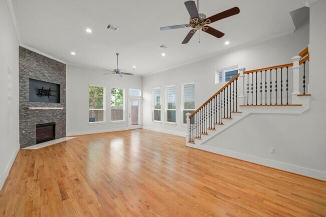 Building Photo - 206 Burr St