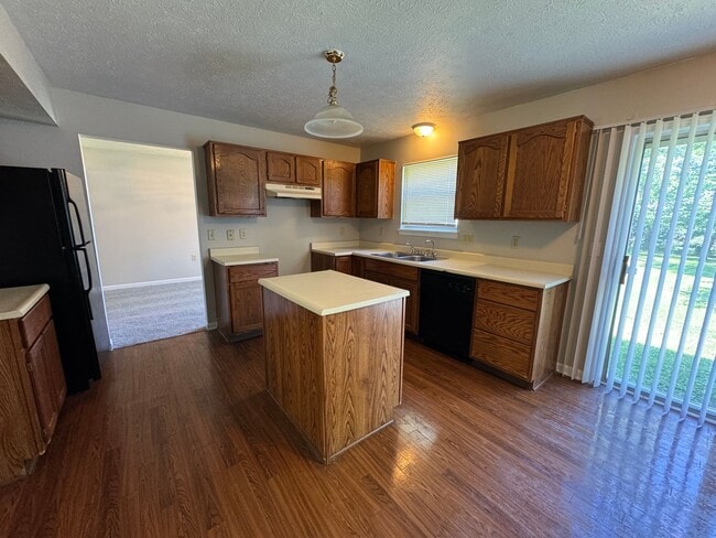 Building Photo - Eagle Creek 3 Bed 2.5 Bath
