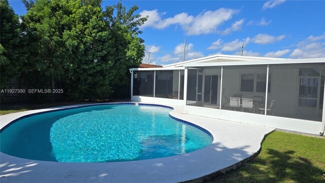 Building Photo - 6550 SW 26th St