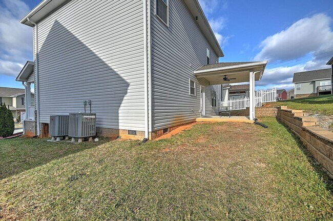 Building Photo - 4 Bedroom / 2.5 Bath Home  Kingsport, TN