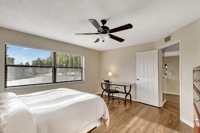 Building Photo - 600 Uno Lago Dr