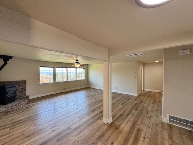 Building Photo - This Anderson Home is a Must See! Amazing ...