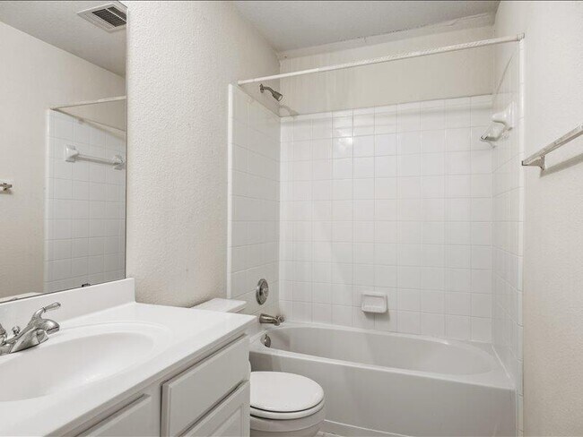 Building Photo - 1500 Ashberry Trail