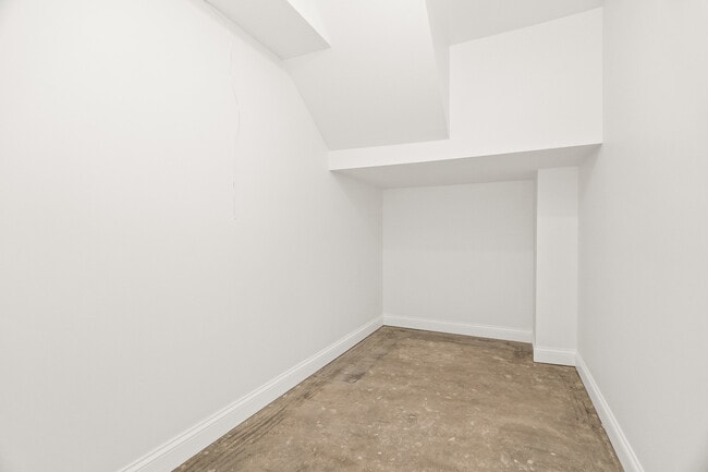 Building Photo - 3928 N Greenview Ave