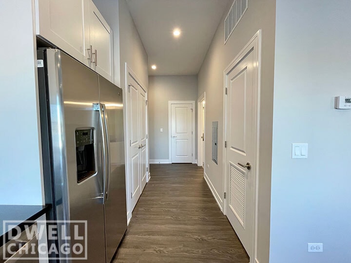 Building Photo - 1724 W Greenleaf Ave