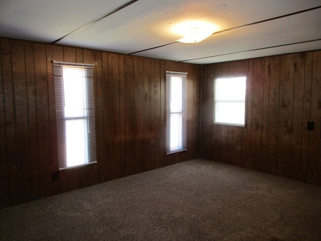 Building Photo - 2 bedroom 1.5 bath with Covered Deck and C...