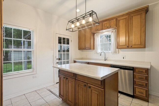 Building Photo - CHARMING ALAMO HEIGHTS COTTAGE