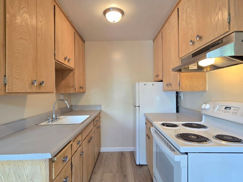 Building Photo - 45 Oak Ave