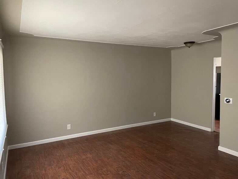 Living room view from the front door - 1335 Dallas St