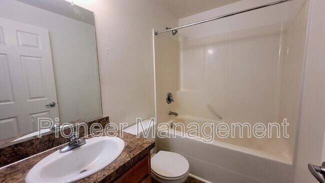 Building Photo - 324 Maylea Pl