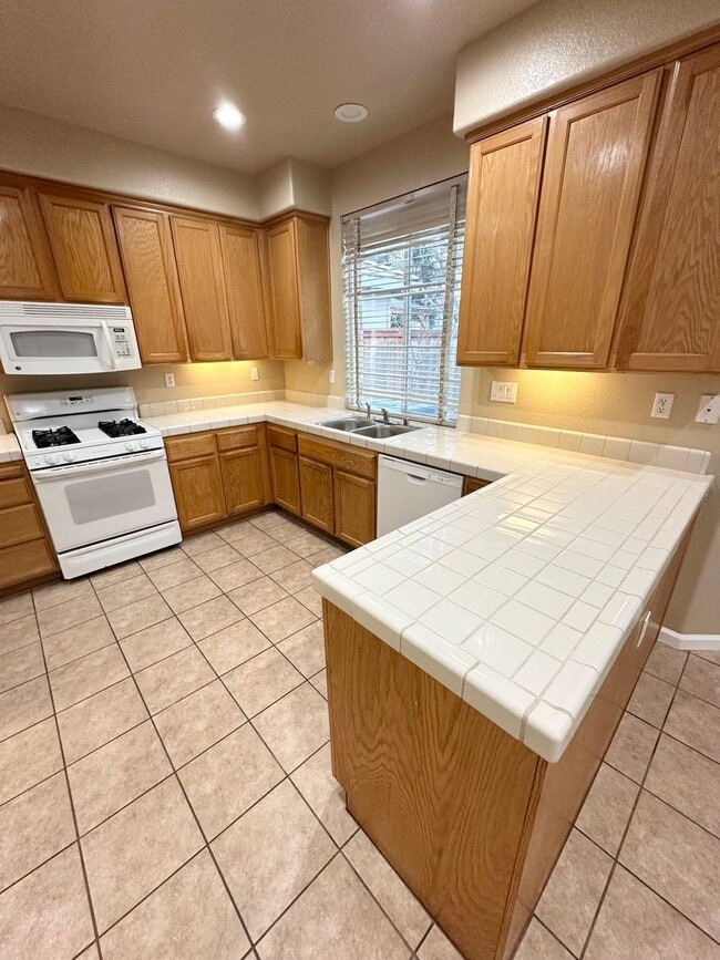 Building Photo - Beautiful Natomas Park Home – 5 Bed / 3 Bath, new interior paint, 2 story!