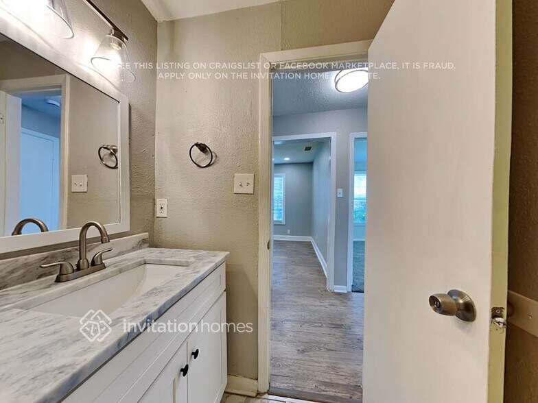Building Photo - 4824 Lyndon Dr