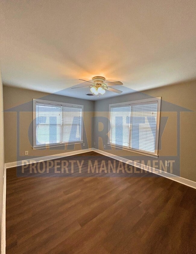 Building Photo - Beautiful three bedroom home in North Clev...