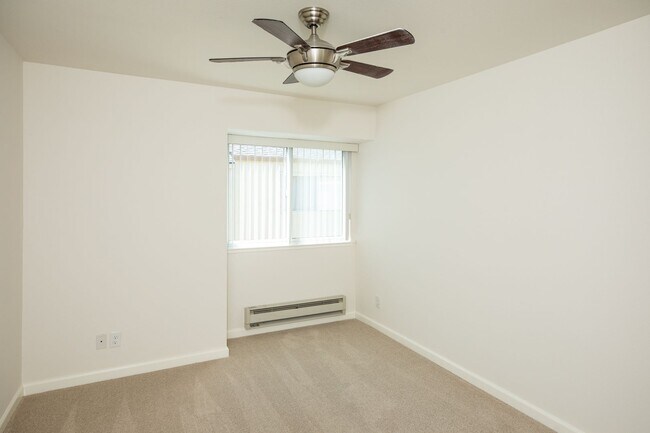 Building Photo - Spacious unit with a central location