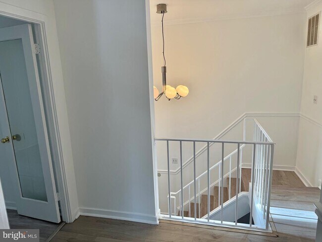 Building Photo - 9759 Lake Shore Dr