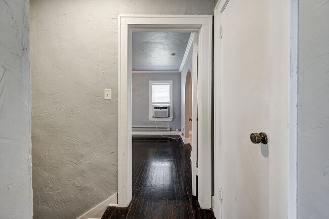 Building Photo - Charming 2-Bed, 1-Bath Upstairs Duplex Near the Paseo District * * * $350 MOVE-IN SPECIAL * * *