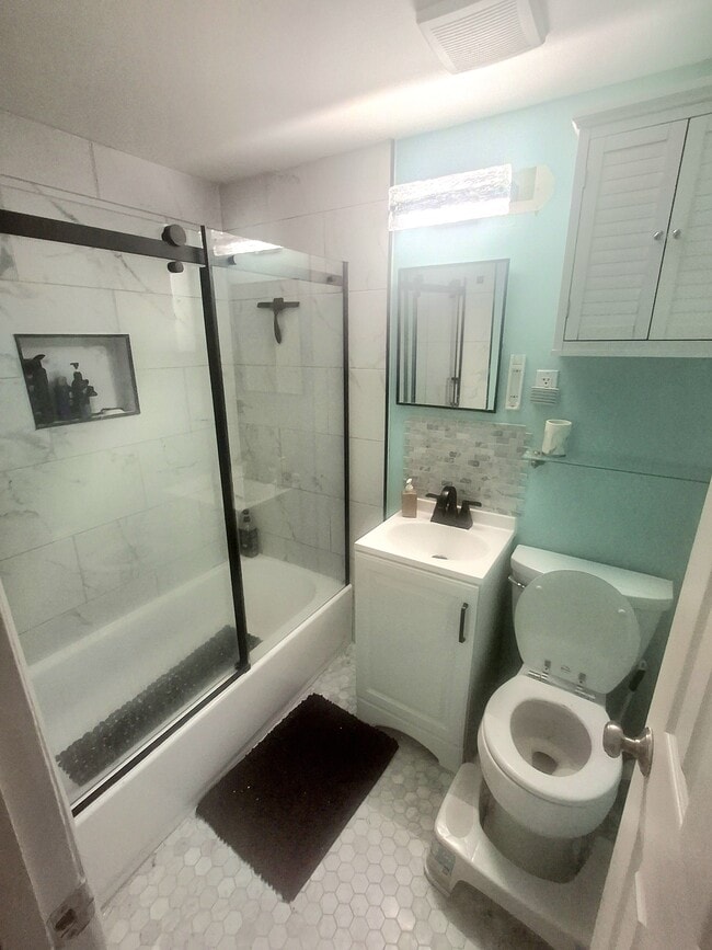 Building Photo - 3230 S 28th St