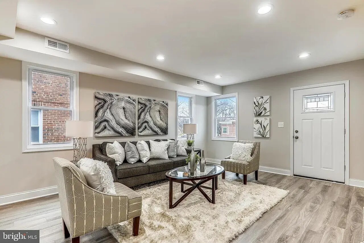 Building Photo - 724 Oneida Pl NW